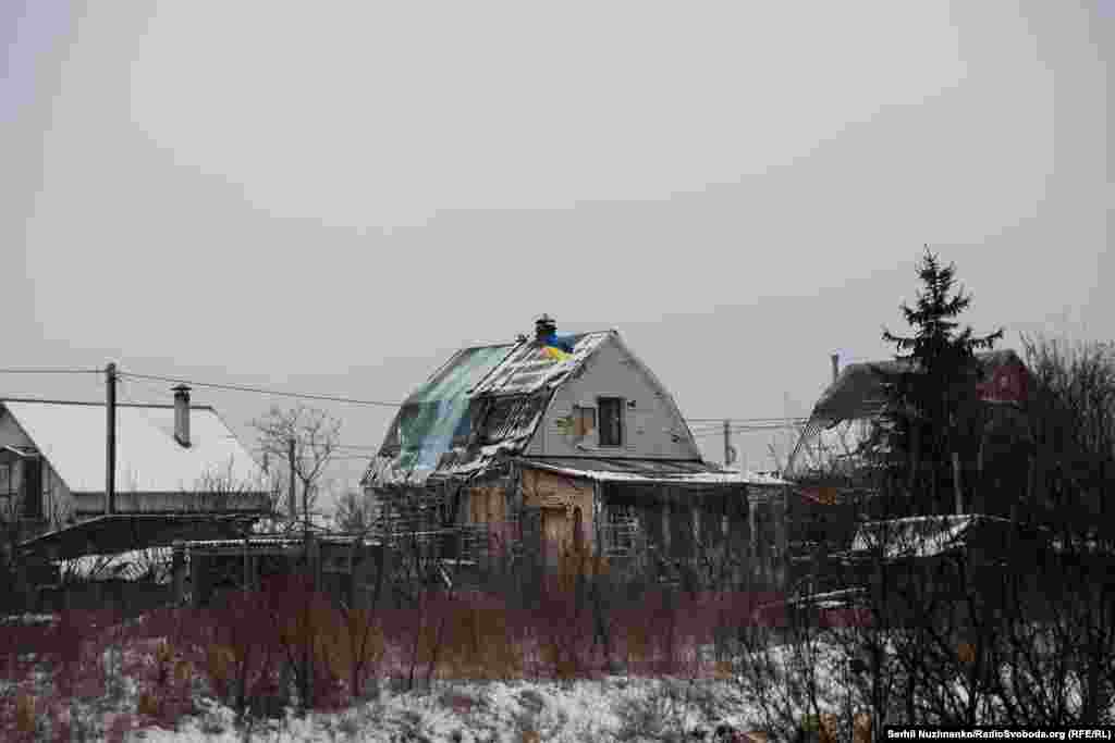 Перше, що кидається в очі при в'їзді в легендарний Мощун – розвалені будинки. На парканах досі написи: «Тут живуть люди», якими навесні 2022-го намагалися захиститися від прямих влучень танків. Відсутність людей на вулицях і сніг складають враження, що село закинуте. Але люди тут є й попри все намагаються відновити свої будинки власними силами та з допомогою благодійних фондів