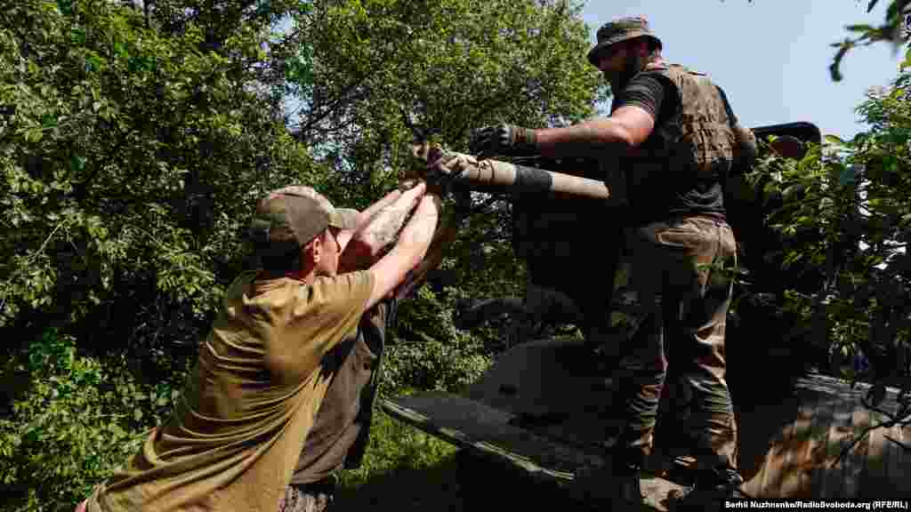 Пускова установка РСЗВ «Град», містить 40 реактивних снарядів