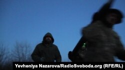 «Карась» (л.) з побратимами йдуть заряджати установку міні-«Граду»