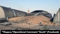 За даними українських військових, російські сили в ніч проти 24 липня протягом чотирьох годин атакували Одеську область дронами Shahed-136, удар був спрямований по портовій інфраструктурі Дунаю