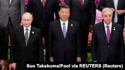 Президент России Владимир Путин, председатель КНР Си Цзиньпин и президент Казахстана Касым-Жомарт Токаев в первом ряду среди иностранных лидеров, собравшихся на групповую фотосессию на 3-м форуме "Один пояс – один путь" в Доме народных собраний в Пекине. 18 октября 2023 года