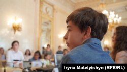 Учень з України на церемонії нагородження дітей у Всесвітній день біженців від УВКБ ООН та Міністерства освіти, молоді та спорту Чехії. Прага, 20 червня 2024 року