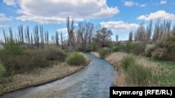 Полноводный поток реки Биюк-Карасу возле Белогорска