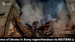 Рятувальники на місці російського удару по житловому будинку в Сумах, 13 березня 2024 року