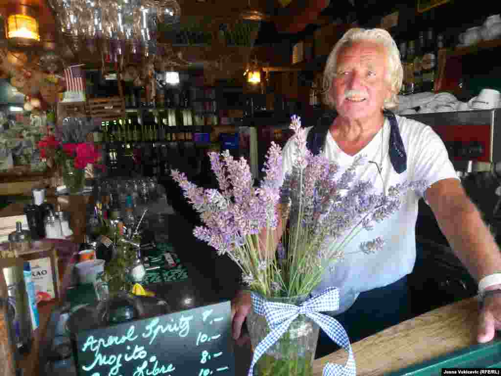 Među onima koji daju prednost ekskluzivnom nad masovnim turizmom je mještanin Zago Mitrović, koji je u turizmu i ugostiteljstvu preko četiri decenije. "Zatvorio bih ga (hotel) tako da i 'tica tamo ne može uljeć, nego samo gost koji ima para. Ne može neko ko plaća sobu hiljadu eura dnevno da leži na ligeštul, a ja da mu prodajem krofne i žito na Sv. Stefanu", kaže Mitrović za RSE. A to, kako dodaje, traže mještani koji iznajmljuju apartmane i reklamiraju se turistima sa "imaš plažu džabe na Sveti Stefan". Navodi da su se ranije privatni apartmani u toj oblasti iznajmljivali 200-300 eura, a sada za deset-petnaest eura. "To sve diktira Sv Stefan. Bez grad-hotela se ovdje sve svodi na pokušaj da se zaradi pet eura da bi se prezimila zima. Je li to budućnost turizma?", pita se Mitrović.  