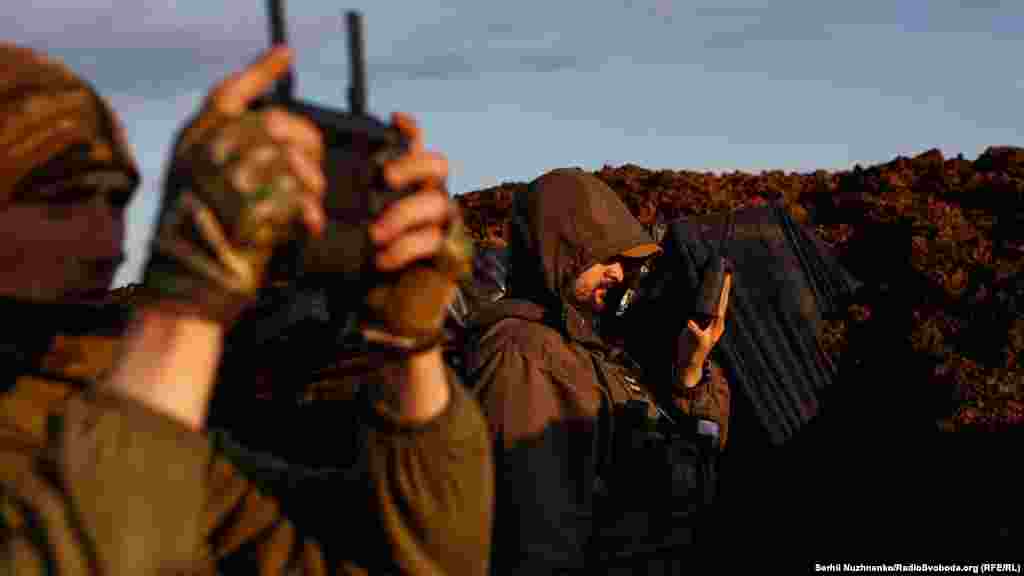 Як правило аеророзвідники ретельно оглядають кожен сантиметр землі через невеликі монітори і вишукують ціль, яку артилерія може вразити й тим самим запобігти активним  діям російських сил проти ЗСУ