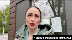 Ольга, біженка з України, біля консульства у Варшаві. Польща, 23 квітня 2024 року