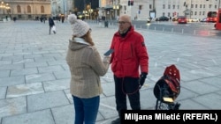 Boris radi kao dostavljač u Beogradu i do 10 sati dnevno. Za RSE kaže da je osetio poskupljenja, ali da mu to za sada ne predstavlja veliki problem. Beograd, 29. decembar 2023.