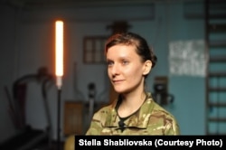 Солдат Кажан, пансексуальна жінка