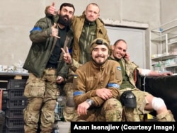 Асан Ісенаджиєв з колегами у Маріуполі. 2022 рік