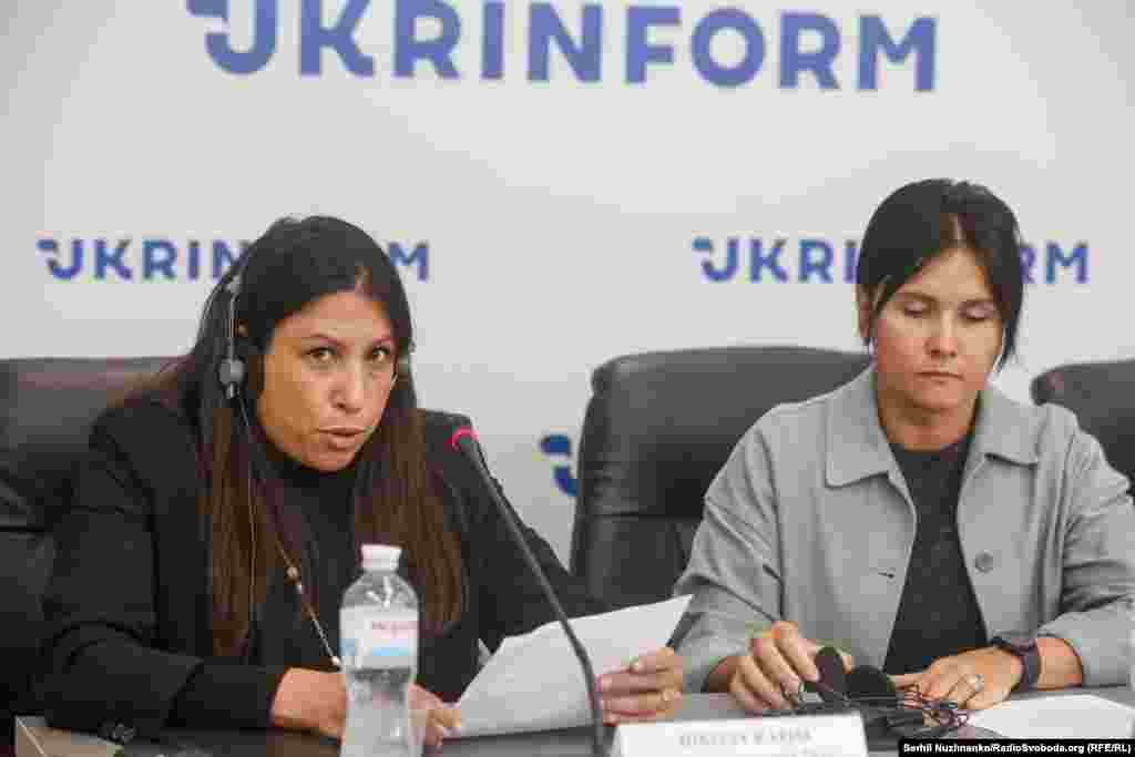 «Ми робимо все можливе, щоб сприяти негайному звільненню Владислава, щоб він нарешті зміг повернутися до дружини Катерини Єсипенко та доньки Стефанії. Нам потрібна ваша допомога, щоб цивільні ув’язнені в Криму не були забуті, в тому числі такі люди, які говорять правду, як Владислав, чий внесок ще цінніший у цей скрутний час», – сказала головна редакторка Радіо Свобода Нікола Карім. На фото Нікола Карім та Катерина Єсипенко. Київ, 5 жовтня 2023 року 