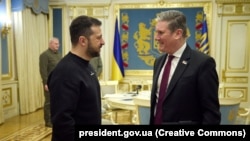 Президент України Володимир Зеленський і лідер Лейбористської партії та офіційної опозиції Великої Британії Кір Стармер (праворуч). Київ, 16 лютого 2023 року
