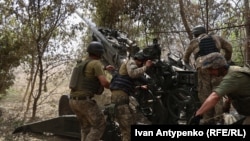 Українські військовослужбовці 406-ї окремої артилерійської бригади імені Олексія Алмазова ведуть вогонь з гаубиці М777 по позиціях російських військ. Херсонський напрямок, 10 серпня 2023 року