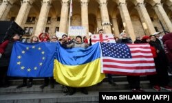 Під час акції протесту біля будівлі парламенту Грузії проти законопроєкту про «іноземних агентів», який його супротивники називають «російським законом». Тбілісі, 8 березня 2023 року