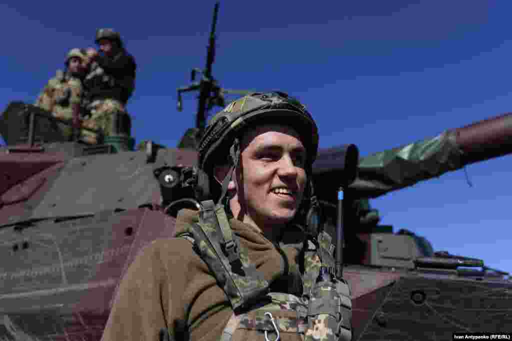 «Давид» – командир екіпажу АМХ-10 RC 37-ї ОБрМП. Його екіпаж уже пройшов бої на Донецькому напрямку, де вдало себе проявив. Тепер вони відточують навички застосування броньованої машини, «щоб наближати перемогу»