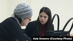 Леніє Умерова (праворуч) у російському суді, 11 квітня 2023 року