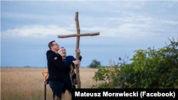 Прем’єр-міністр Польщі Матеуш Моравецький встановив хрест жертвам Волинської трагедії на території неіснуючого села у Волинській області, липень 2023