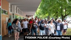 Роми на акції протесту у чеському Пардубіце, яка розпочалася на площі біля залізничного вокзалу міста через ймовірно побутовий конфлікт, під час якого був поранений молодий ром. Чехія, 2 липня 2023 року