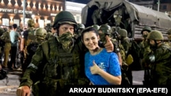 Росіянка позує з бійцем «Групи Вагнера» під час спроби заколоту і захоплення штабу. Ростов-на-Дону, Росія. 24 червня 2023 року