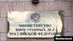 За даними міністерства, до списку також потрапили особи, «які беруть участь у підготовці українських військовослужбовців», і ті, хто надає Києву зброю