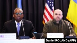 Міністр оборони України Рустем Умєров (праворуч) і міністр оборони США Ллойд Остін під час зустрічі у форматі «Рамштайн». Авіабаза США біля міста Рамштайн-Мізенбах, Німеччина, 19 березня 2024 року