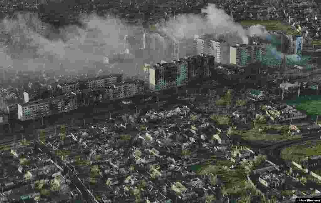 Місто Бахмут на Донеччині – місце найзапекліших боїв Сил оборони України з армією РФ, 26 квітня 2023 року. Київ визнає, що його сили заплатили високу ціну людських життів, захищаючи «фортецю Бахмут», місто, де перед війною проживало близько 70 000 людей. Жорстоке протистояння називають найкривавішою битвою піхоти з часів Другої світової війни. Розвідка Великої Британії й американський Інститут вивчення війни (ISW) повідомляють про те, що ЗСУ в районі Бахмута останнім часом досягли значних і стабільних успіхів