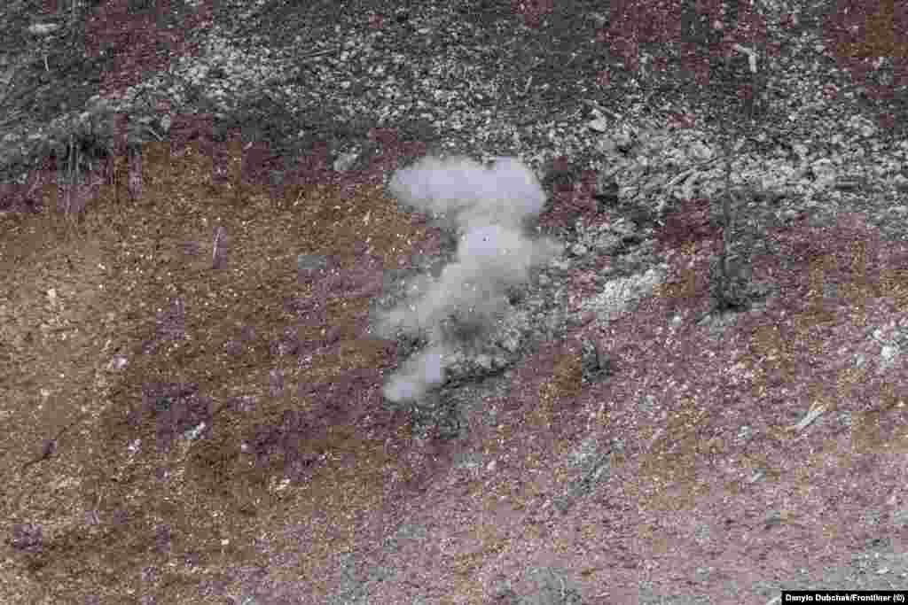 Пряме влучання снайпера в мішень під час навчань з бойової стрільби. Віктор Еланський, інструктор курсу «Альфа-Браво», фахівець з високоточної стрільби, стверджує, що про важливість снайперів військові забувають після кожної війни. «Як тільки війна закінчується, про снайперів забувають. Як тільки починається, починаються крики: «Де наші снайпери? Без них ніяк», – каже він