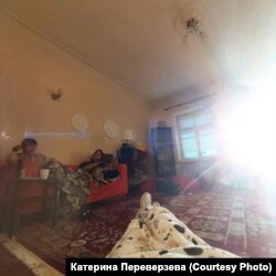 «Ми налили вина, лягли на мішках на килимі, просто пили вино і слухали музику»