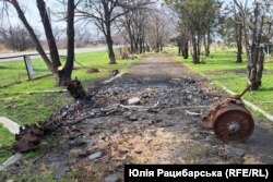 Залишки російської техніки біля школи