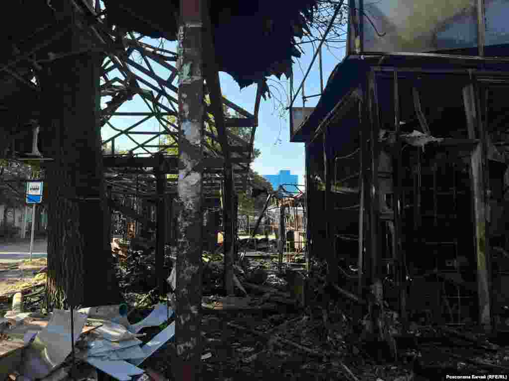 Черкаси, наслідки обстрілу 21 вересня 2023 року. Поблизу постраждалого ринку зупинка автобусу 