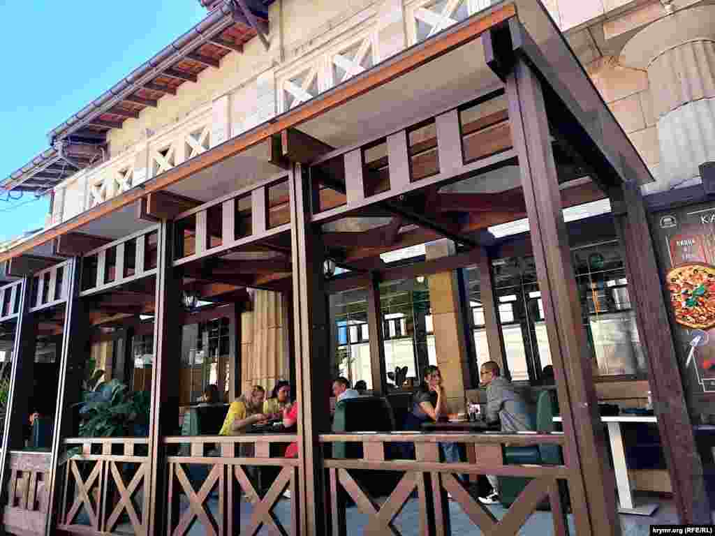 Местные жители говорят, что им не по карману походы в рестораны. Да и рабочий график не позволяет часто посещать заведения общепита