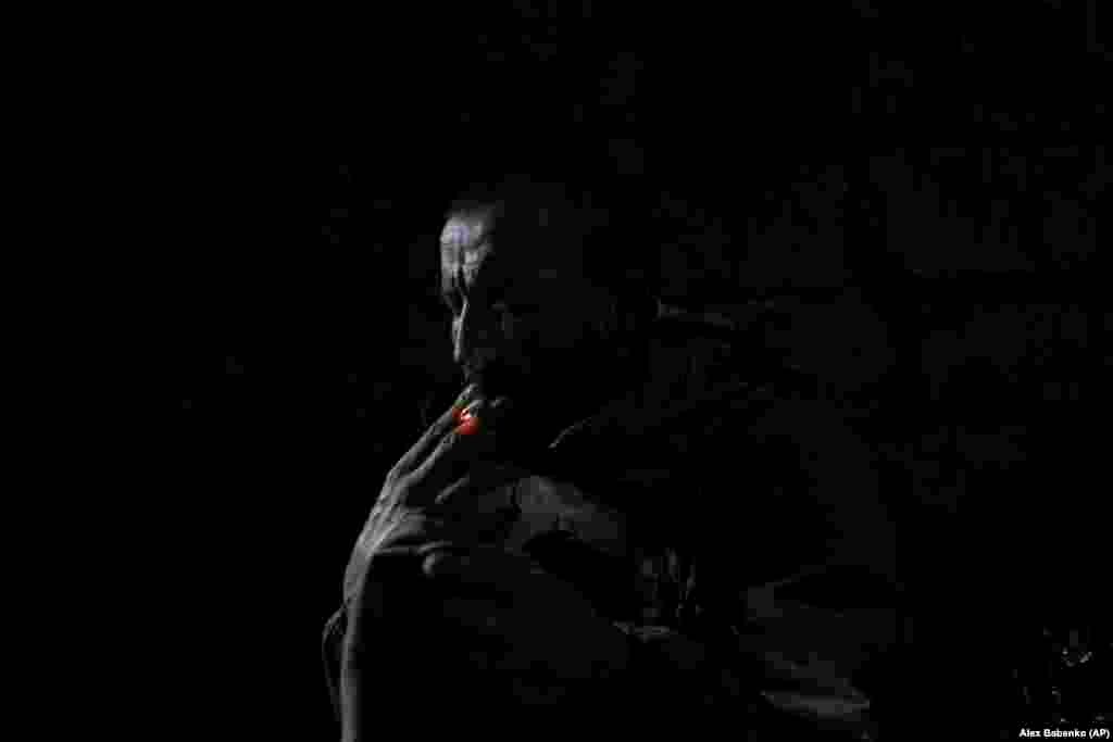 Ще один боєць ЗСУ прикурив, поки перечікує російський обстріл. Президент України Володимир Зеленський готується відвідати Вашингтон цього тижня, щоб заручитися більшою міжнародною підтримкою, тож перемоги ЗСУ на полях бою є особливо важливими, оскільки критики контрнаступу Києва кажуть, що він надто повільний  