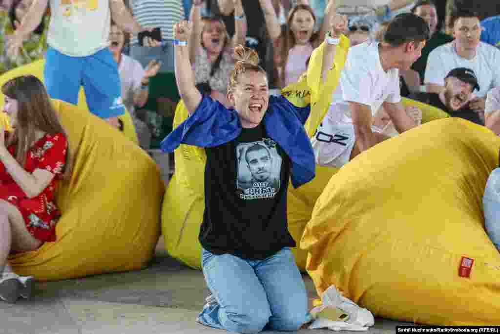 Вболівальники дивляться матч збірної України на Євро 2024, у фан-зоні на «Житньому ринку» у Києві. Червень 2024 року