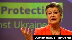 Єврокомісар із внутрішніх справ Ілва Йоганссон виступає на пресконференції на тему «Один рік тимчасового захисту для людей, які тікають від російської агресії проти України». Брюссель, 8 березня 2023 року