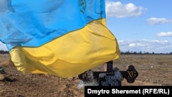 Могили українських військових у Херсоні, які загинули у Бузковому парку 1 березня 2022 року в бою з російською армією