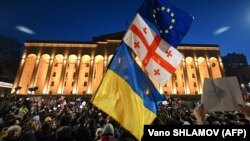 Під час акції протесту біля будівлі парламенту Грузії проти законопроєкту про «іноземних агентів», який його супротивники називають «російським законом». Тбілісі, 8 березня 2023 року