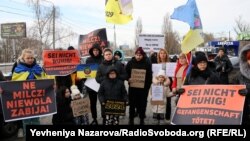 Аби привернути увагу міжнародної спільноти, учасники акції розмістили на своїх автівках відповідні плакати іноземним мовами