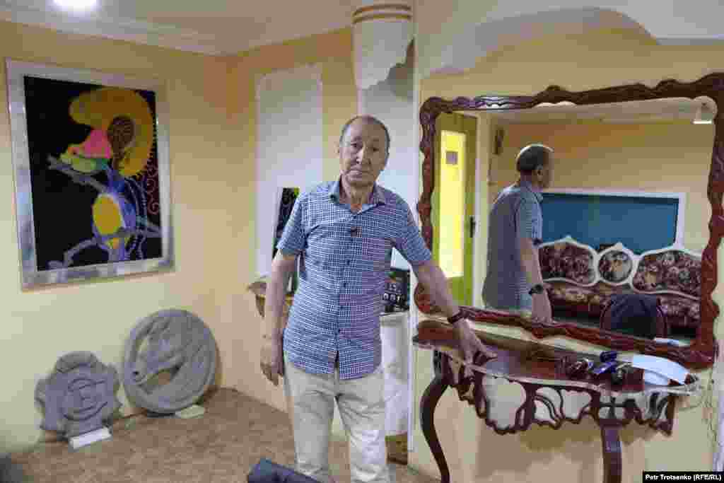 Žitelj Sajhina Ertargin Samigulin. "Nikada nisam video kako su rakete lansirane, ali tokom testova se otvaraju naši prozori od udarada talasa od eksplozije", priseća se Samigulin. "Sada više tako ne bacaju bombe, samo avioni lete. Kažu da to utiče na život ovde. Neki ljudi se žale na glavobolje, drugi da im se stoka razboljeva". Samigulin ima 69 godina. Rođen je i odrastao u Sajhinu, a sada ima mali frizerski salon. Takođe pravi nameštaj po meri i prodaje ručno rađene noževe i sekire. Uprkos tome što su sovjetske vlasti više puta zatvarale njegove rođake, on je žestoko prokremljovski nastrojen.