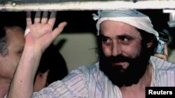 Vuk Drašković, lider Srpskog pokreta obnove maše pristalicama 9. jula 1993. sa prozora svoje bolničke sobe nakon oslobađanja