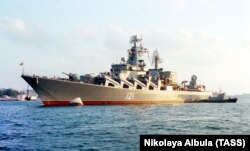 Флагман Чорноморського флоту Росії крейсер «Москва» в Севастополі в 1999 році на день ВМФ