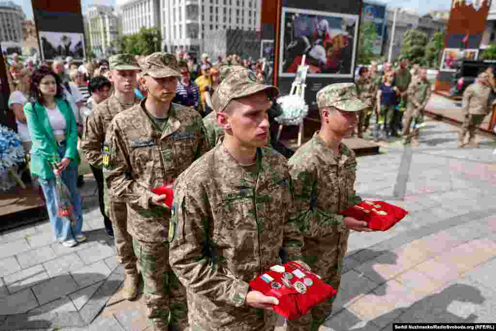 Військові тримають нагороди Едуарда Хатмулліна