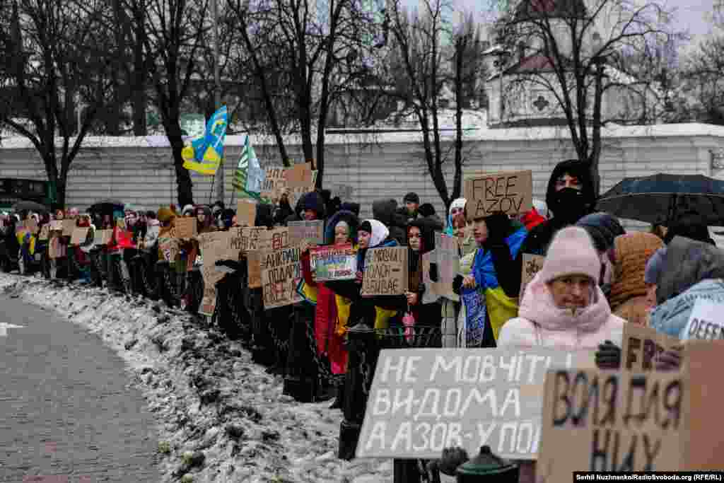 Родичі бранців, яких утримує РФ, створили «живий коридор/ланцюг», щоб нагадати киянам і світу про своїх близьких 