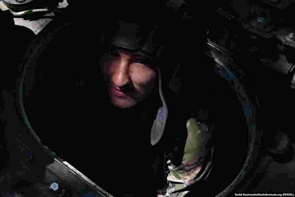 Роман (24 роки) з Чернігівщини. У цивільному житті працював трактористом, зараз механік – водій танку Т-80