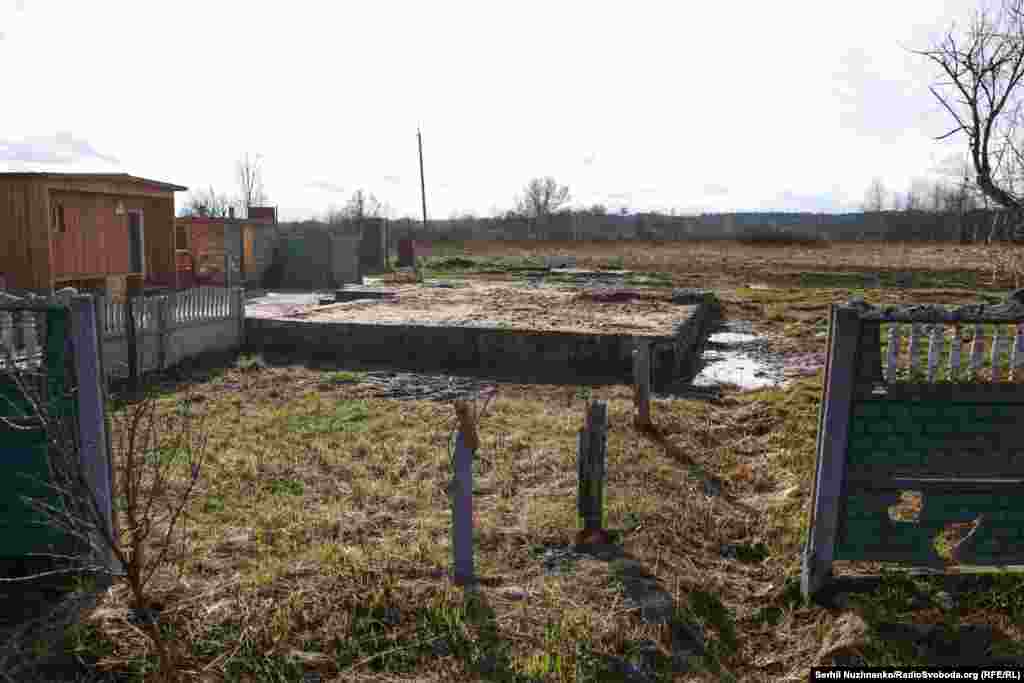 Зруйнований житловий будинок, с. Тетерівське, березень 2022 року / Праворуч: березень 2024 року. На місці знищеного будинку встановили модульний будиночок. Із 300 жителів Тетерівського, які проживали в селі до 24 лютого 2022 року, повернулося на цей час близько 70 людей