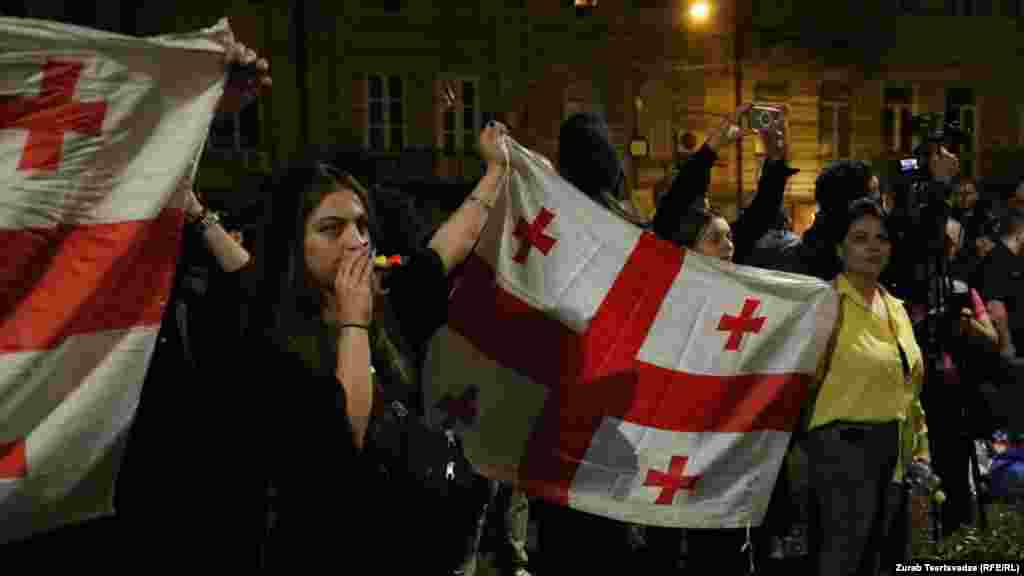 Протести почалися, коли владна партія &laquo;Грузинська мрія&raquo; оголосила про наміри повторно внести законопроєкт на голосування після його відхилення у 2023 році. У новій версії відсутнє словосполучення &laquo;іноземний агент&raquo; 