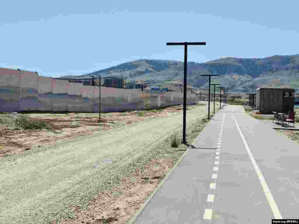 Высокий забор, отгораживающий территорию «Тавриды-АРТ» от берега, июль 2024 г., восточный Крым