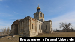 c. Веселянка, Запорізька область. Церква 1882 року, врятована ДСНСниками. Поруч впав касетний снаряд від РСЗО «Ураган»