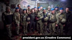 Президент України Володимир Зеленський з нагоди Дня морської піхоти відвідав передові позиції ЗСУ в смузі оборони Вугледар – Мар’їнка на Донеччині, 23 травня 2023 року