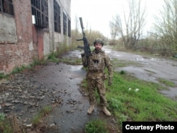 Богдан Конотоп у цивільному життя працював на керівничих посадах у продажах і адмініструванні