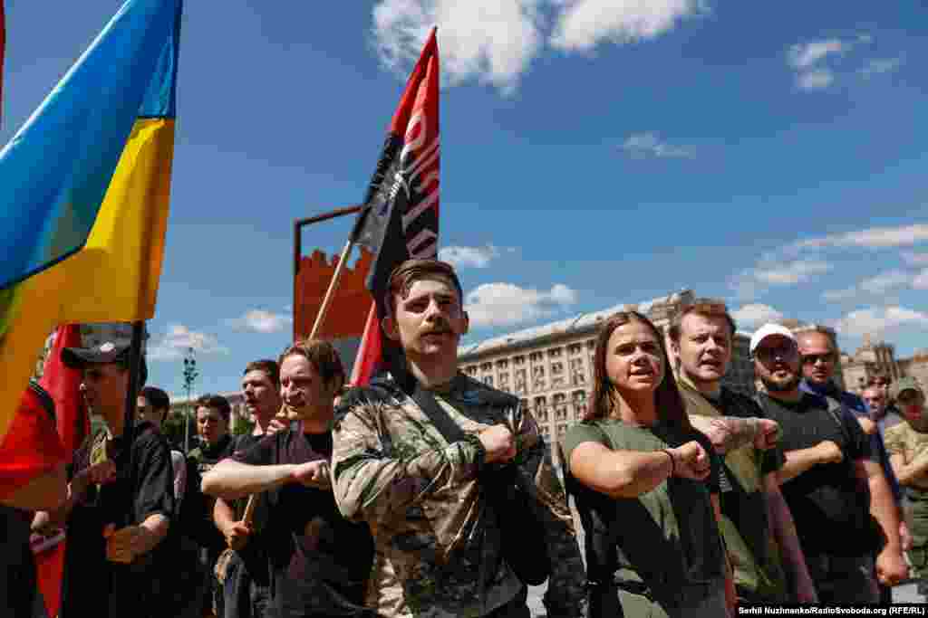 Присутні на майдані Незалежності виголошують  Молитву українського націоналіста